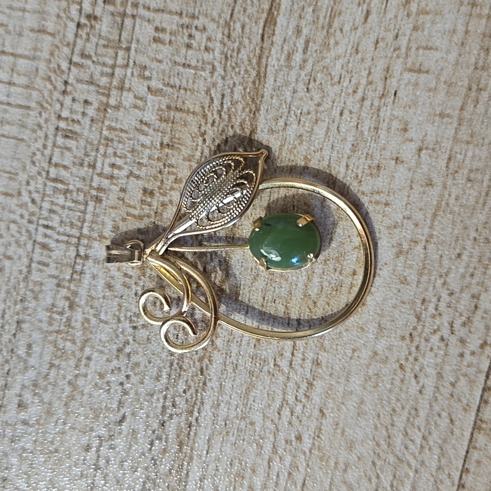 Vintage faux jade and gold tone filligree oval necklace pendant
